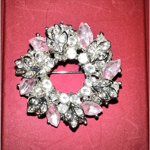 VINTAGE Rhinestone Wreath Brooch - Picture 2 of 6